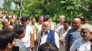 துக்கம் விசாரிக்க வந்த அமைச்சருக்கு 'கும்மாங்குத்து' - கிராம மக்கள் ஆவேசம் !